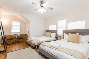 3 dormitorios, tabla de planchar con plancha, cuna de viaje