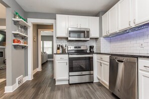 冷蔵庫、電子レンジ、オーブン、コンロ