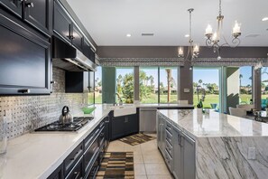 冷蔵庫、電子レンジ、オーブン、コンロ