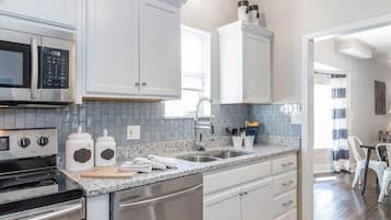 Køleskab, mikrobølgeovn, ovn, kogeplade