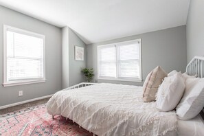 3 bedrooms, desk, iron/ironing board, travel cot - Backyard Oasis - FIRE PIT - Walk to Brewery/Coffee (Kansas City)
