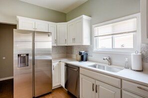 Fridge, microwave, oven, stovetop - Backyard Oasis - FIRE PIT - Walk to Brewery/Coffee (Kansas City)