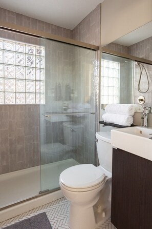 Hair dryer, towels, soap - West Plaza House in the heart of KC (Kansas City)