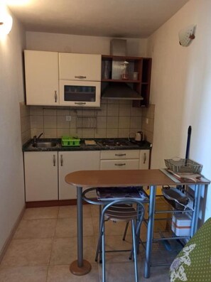 Refrigerador, placa de cocina, lavavajillas, utensilios de cocina