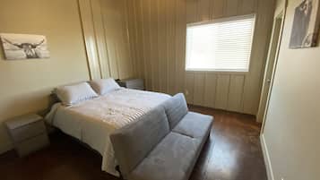 4 bedrooms, iron/ironing board, free WiFi, bed sheets