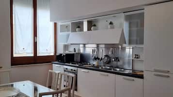 Frigorifero, microonde, forno, piano cottura