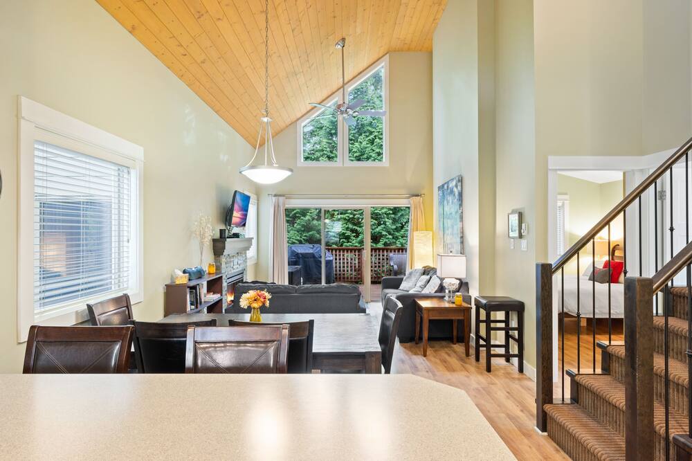 Falcon's Rest is a cosy retreat to enjoy all year! Special rates for long stay.