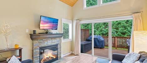 Smart TV, fireplace