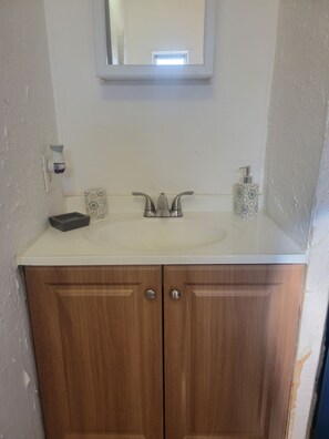 Ensemble douche/baignoire, serviettes fournies, savon, papier toilette
