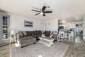 Smart TV - Charming water view bungalow. (Seabrook)