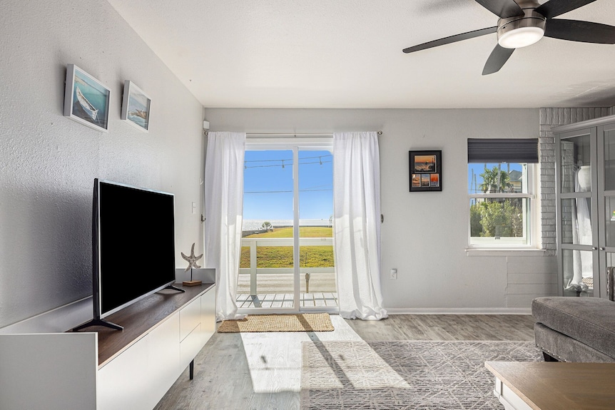 Charming Water View Bungalow. - Deer Park, TX