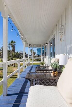 Terrace/patio - Charming water view bungalow. (Seabrook)