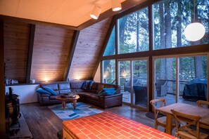 Smart TV, fireplace, DVD player, books - Beautiful, Cozy, Riverfront A-Frame Cabin+Hot tub (Packwood)