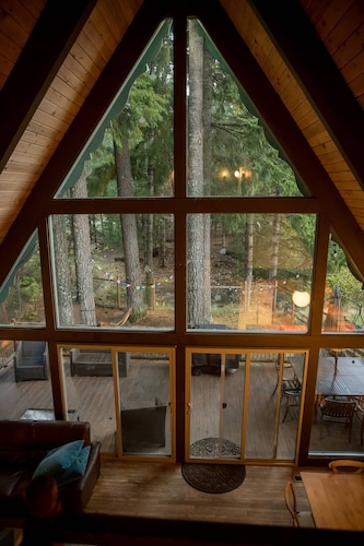 Beautiful, Cozy, Riverfront A-Frame Cabin+Hot tub