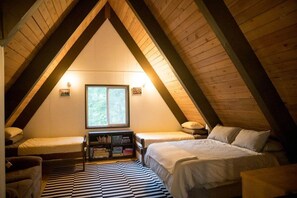 4 bedrooms, WiFi, bed sheets - Beautiful, Cozy, Riverfront A-Frame Cabin+Hot tub (Packwood)