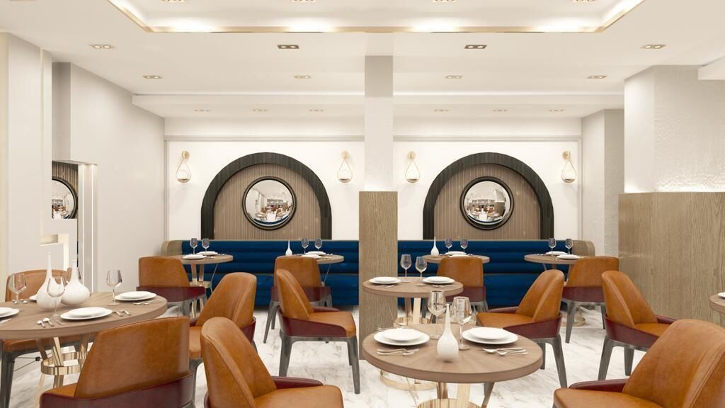 Un restaurant avec des tables rondes et des chaises orange, un coin salon avec des banquettes bleues et un mur recouvert de miroirs.