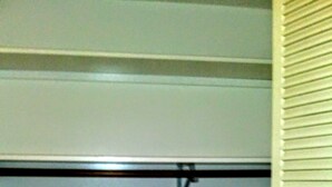 Um quarto com teto branco, uma linha horizontal preta e uma parede branca com uma linha horizontal preta.