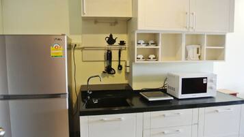 Apartment, 1 Bedroom, Smoking, Balcony | Private kitchen | Microwave