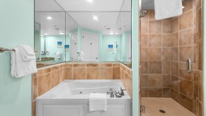 Ensemble douche/baignoire, baignoire à jets, sèche-cheveux