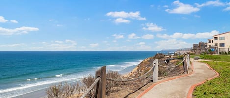 Na praia, espreguiçadeiras, toalhas de praia 