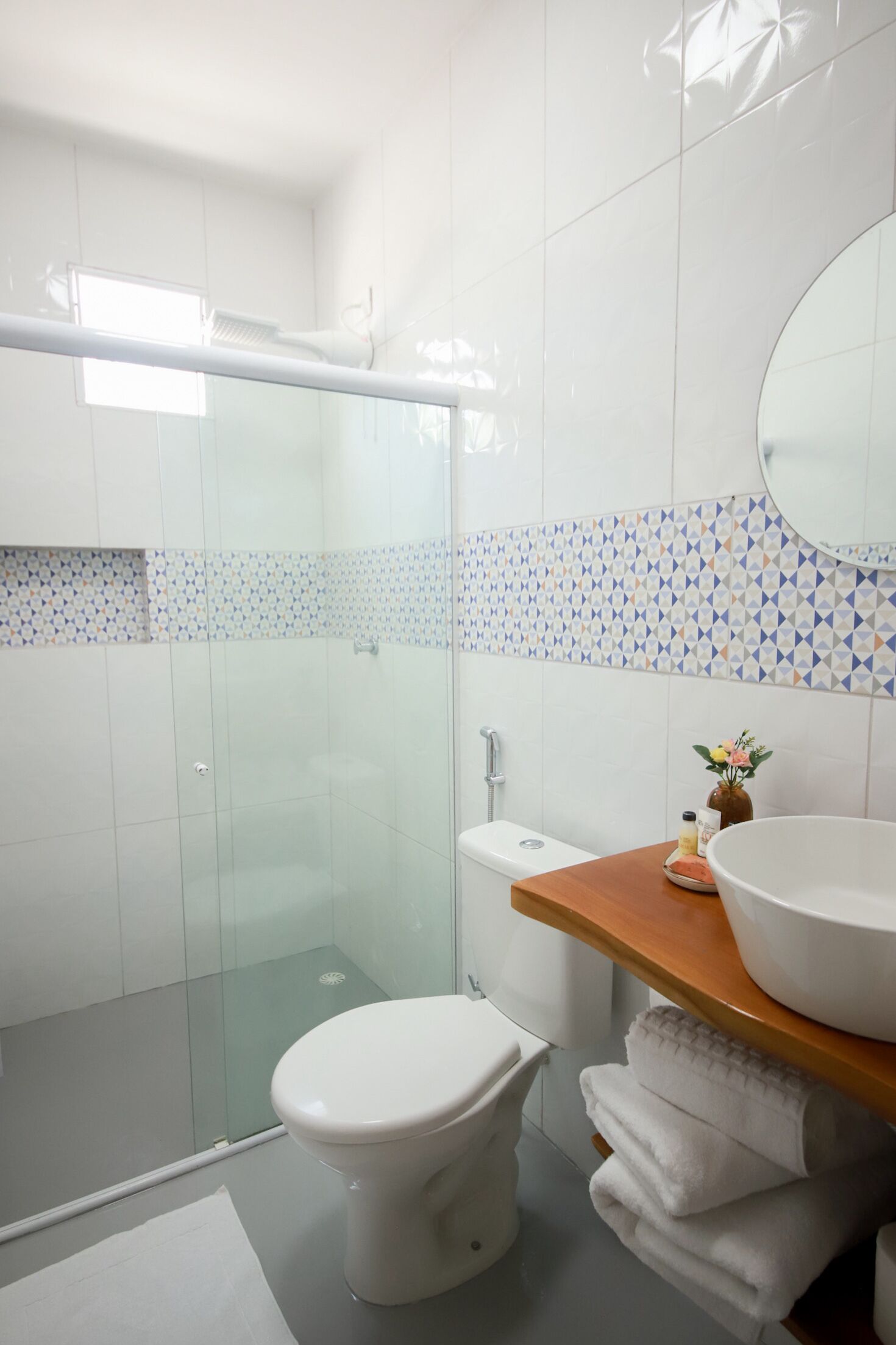 Luxo Queen | Banheiro | Chuveiro, toalhas de banho