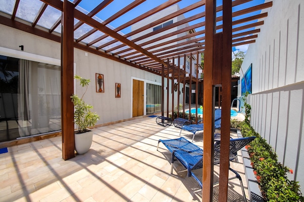 Una televisión de pantalla plana, un altavoz inteligente