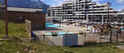 Een seizoensgebonden buitenzwembad