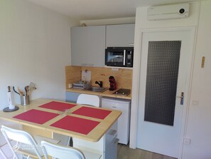 Standard Apartment | Living area | 32-inch Smart TV with digital channels, TV - Residence Val Gardena (Puy-Saint-Vincent)