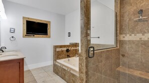 Ensemble douche/baignoire, baignoire à jets, sèche-cheveux