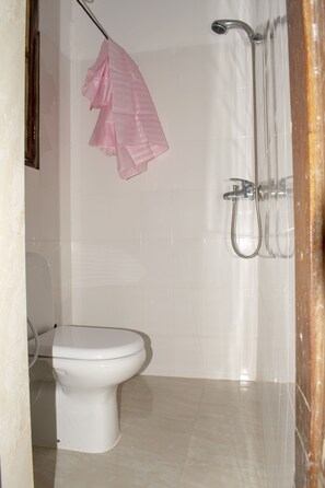 Combined shower/bathtub, towels, soap, toilet paper -  Sulkhan Serviced Apartments (Zanzibar)