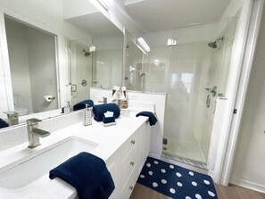 Kombinert dusj/badekar, hårføner og håndklær