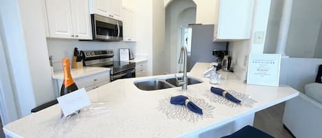 Réfrigérateur, micro-ondes, four, plaque de cuisson