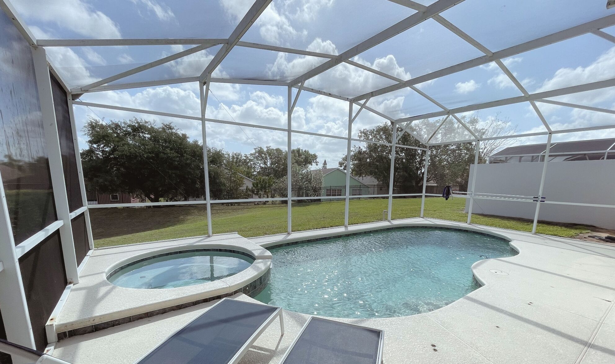 Una piscina al aire libre, una piscina climatizada