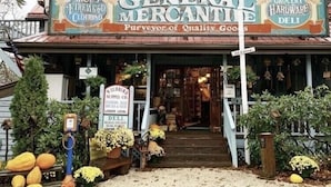 Un edificio con un cartello che recita 'General Mercantile' e 'Scarpe, legna da ardere, abbigliamento'.