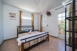 6 chambres, fer et planche à repasser, lit parapluie, Wi-Fi gratuit