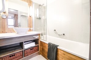 Bathtub, hair dryer, towels - Renovated T3 family apartment in ski-in/ski-out residence (Flaine)
