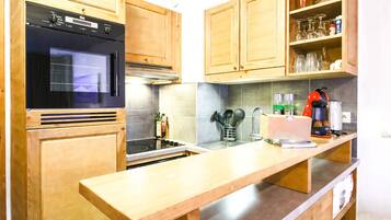 Frigorífico, horno, lavavajillas y cafetera o tetera