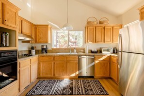 Køleskab, mikrobølgeovn, ovn, kogeplade