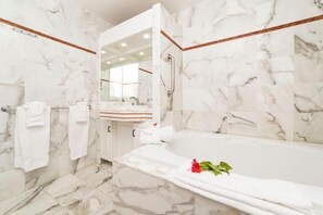Badewanne, Whirlpool, Haartrockner, Bidet