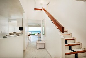 Interior - Villa is Ocean Front, 1st floor deck pool , 2nd floor decks, Sint Maarten (Cupecoy Beach, Lowlands)