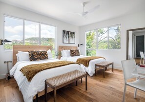 5 soverom, skrivebord, strykejern/-brett og reiseseng for barn