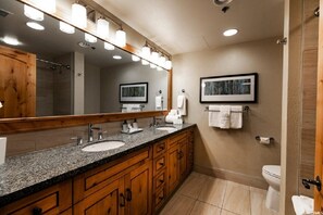 وحدات دش مع أحوا�ض استحمام، مجففات شعر، مناشف، صابون