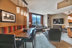 Smart TV, fireplace