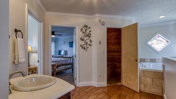 3 chambres, fer et planche à repasser, Wi-Fi gratuit, draps fournis