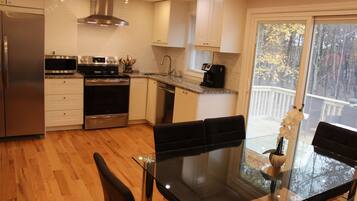 Coffee/tea maker, fridge, microwave, oven