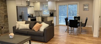Home w/game room hot tub 65" TV Hulu Netflix AC