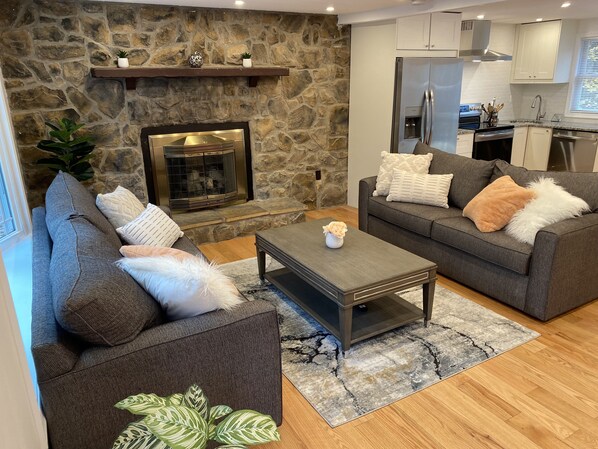 Smart TV, table football, stereo