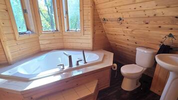 Shower, jetted tub, towels, toilet paper