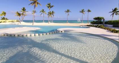 Beachfront Lux condo w/ private terrace