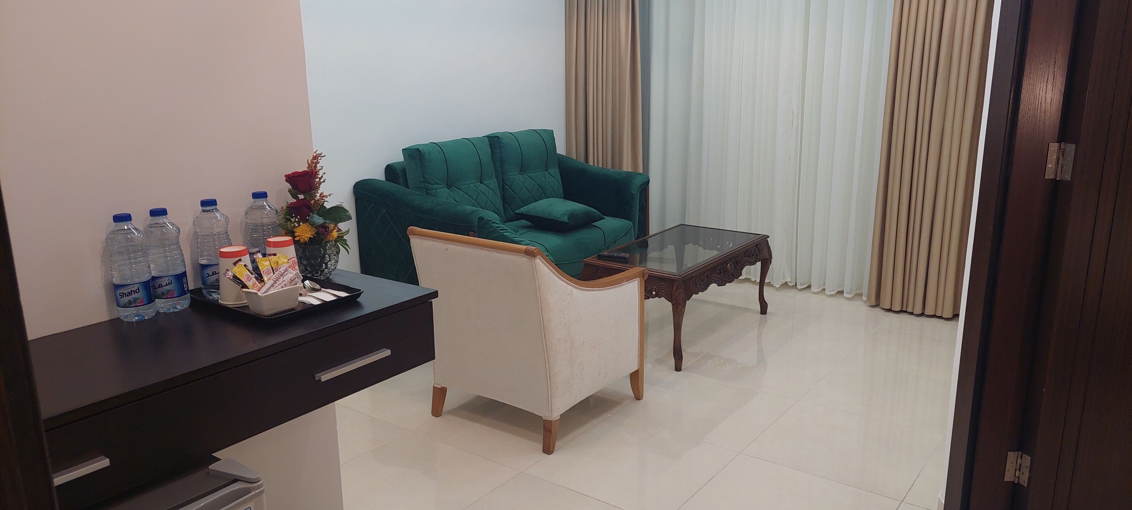 ห้องเอ็กเซกคิวทีฟ | เครื่องนอนป้องกันสารก่อภูมิแพ้, เตียง Select Comfort, มินิบาร์ฟรี